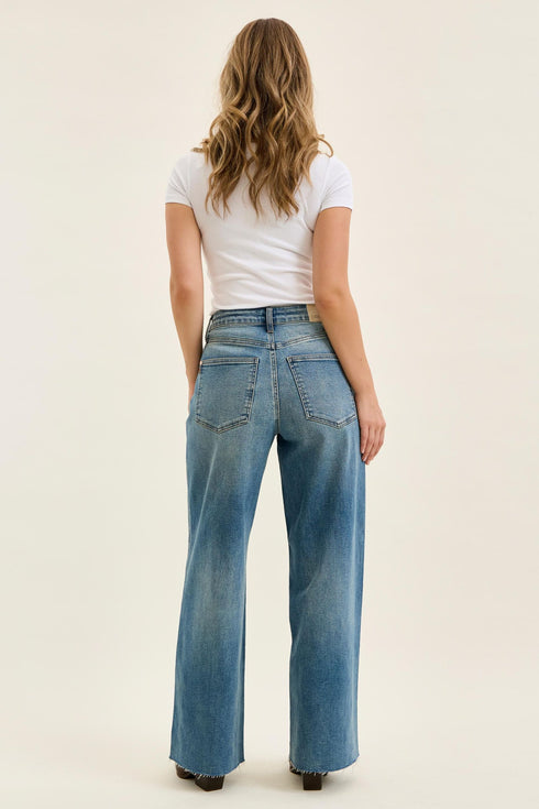 Full rear outfit view of Wilhelmina jeans with a white tee